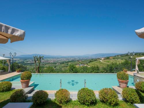 una piscina en una villa con vistas en Apartment Giglio by Interhome, en San Baronto
