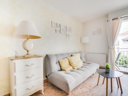 un salon avec un canapé et une table dans l'établissement Apartment Reine Astrid-3 by Interhome, à Cannes
