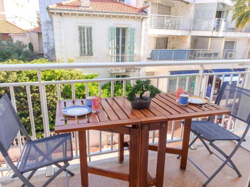 une table et des chaises en bois sur un balcon dans l'établissement Apartment Reine Astrid-3 by Interhome, à Cannes