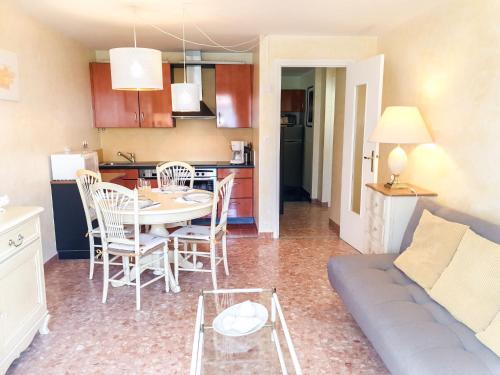 une cuisine et un salon avec une table et un canapé dans l'établissement Apartment Reine Astrid-3 by Interhome, à Cannes