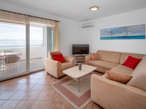 un soggiorno con un divano e un tavolo di Apartment Josipa-3 by Interhome a Klenovica