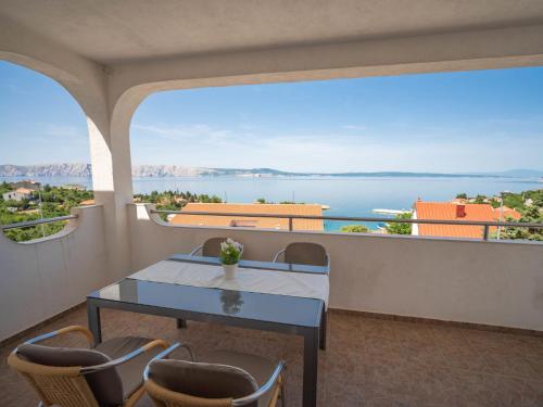 un balcone con tavolo e sedie e vista sull'acqua di Apartment Josipa-3 by Interhome a Klenovica