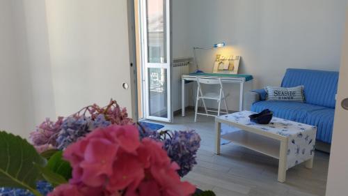 A seating area at BLURAPALLO