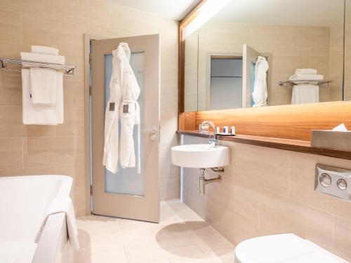Een badkamer bij Apex Waterloo Place Hotel
