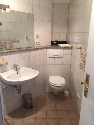 y baño con lavabo, aseo y espejo. en Ferienwohnung Seebruck am Chiemsee en Seebruck