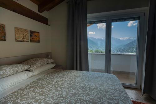 Un pat sau paturi într-o cameră la L'Atelier du Temps - A&G Apartment