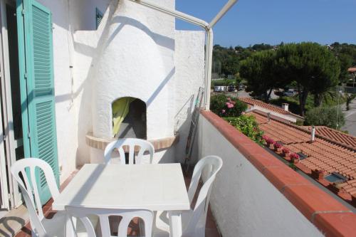 - Balcón con mesa blanca y sillas en BILO FRANK - Delizioso bilocale con terrazzo vista mare, en Numana