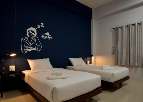 Un pat sau paturi într-o cameră la Blue Bed Hotel