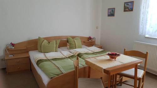 Habitación pequeña con cama y mesa en Ferienwohnung Richter en Tharandt