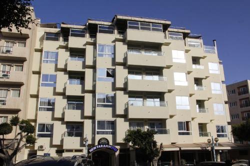 ein großes Apartmenthaus mit Fenstern in der Unterkunft New Farah Hotel in Agadir