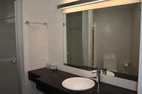 Ένα μπάνιο στο Hostal Tres Campanas