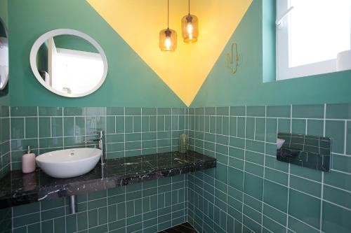 a bathroom with a sink and a mirror at Hostal Las Cumbres in Conil de la Frontera