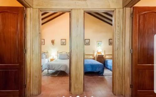 1 dormitorio con 1 cama con sábanas azules en Finca La Casita, en La Orotava