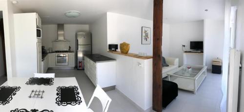 Η κουζίνα ή μικρή κουζίνα στο Maison climatisée avec PISCINE CHAUFFEE