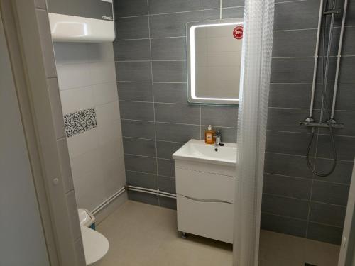 uma casa de banho com um lavatório e um espelho em Kresto em Mäo
