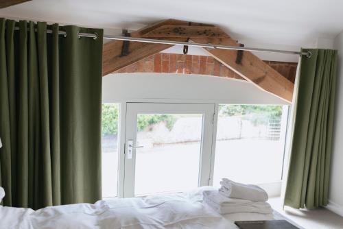 Ένα ή περισσότερα κρεβάτια σε δωμάτιο στο Tuppenhurst Barn