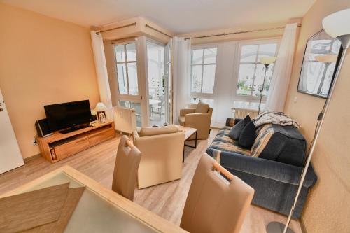 ein Wohnzimmer mit Couch und Fernseher in der Unterkunft Seepark Sellin - Apt. 404 in Ostseebad Sellin