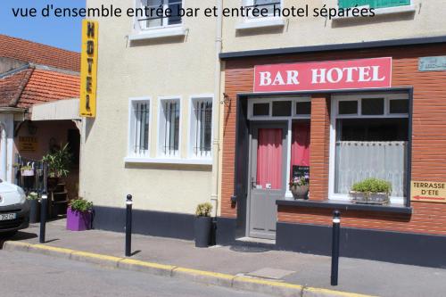 un hotel bar al lado de una calle en Hôtel le Dervois, en Montier-en-Der