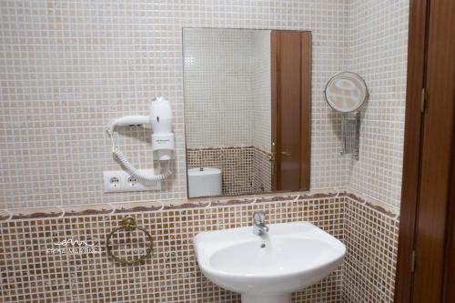 バルバテにあるMRZ Rentals Barbate La Fábricaのバスルーム(洗面台、鏡付)