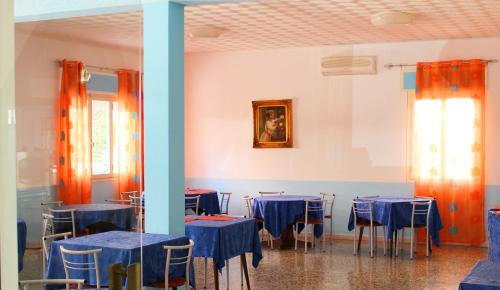 d'une chambre avec des tables et des chaises et un tissu de table bleu dans l'établissement Hotel Laguna, à Lido di Jesolo