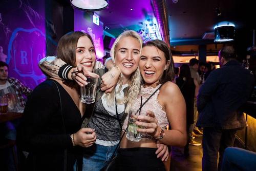 trois femmes postulant pour une photo à un parti dans l'établissement St Christopher's Inn Village - London Bridge, à Londres