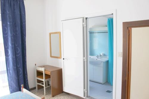 La salle de bains est pourvue d'un miroir et d'un lavabo. dans l'établissement Hotel Laguna, à Lido di Jesolo