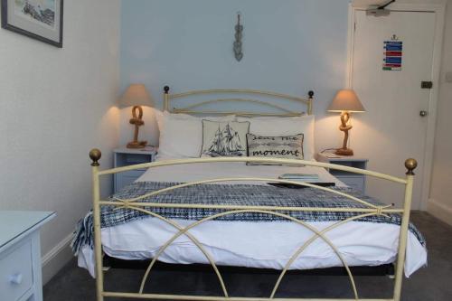 מיטה או מיטות בחדר ב-Bridge House Bed & Breakfast