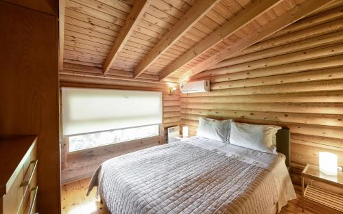 Кровать или кровати в номере Lakkia - Wooden Residence