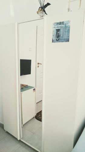 a mirror in a room with a desk and a computer at Kwatery w Gołdapi in Gołdap