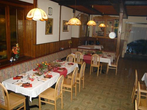 Ein Restaurant oder anderes Speiselokal in der Unterkunft Hirscheggerhof 
