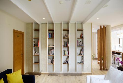 uma sala de estar com estantes de livros com livros em Hotel Rural Oasibeth em Frómista
