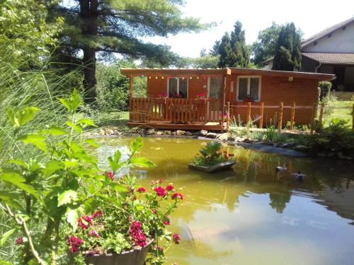 eine Hütte mitten in einem Teich in der Unterkunft gite de beletou in Jourgnac