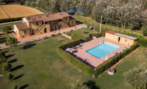 una vista aérea de una casa con piscina en il Chiassetto Agriturismo No Kids en Cascina