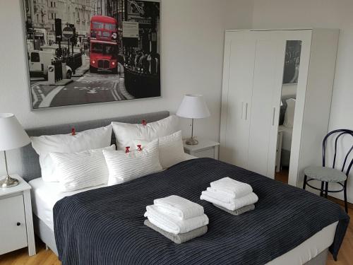 um quarto com uma cama com toalhas em Ferienwohnung Koralle - Am Wasser em Bremerhaven
