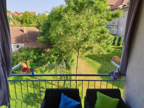 Blick auf einen Baum vom Balkon in der Unterkunft Paradise in Vrnjačka Banja