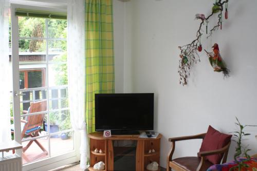 ein Wohnzimmer mit einem Flachbild-TV auf einem Tisch in der Unterkunft FeWo Inge Reiter in Braunlage