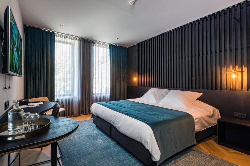 ビルゼンにあるDesignhotel Beilaのベッドとテーブルのあるホテルの部屋