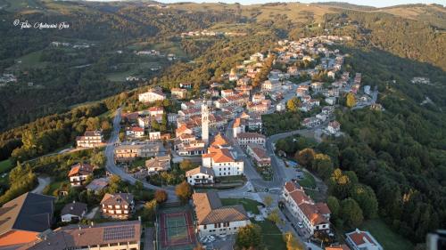 an aerial view of a small town on a mountain at Bed and Breakfast Eckele in Conco
