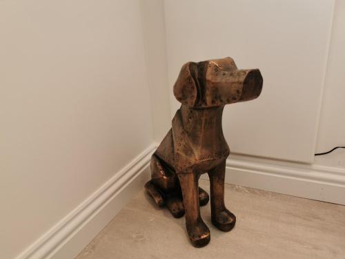 a statue of a dog sitting on the floor at Executive Annex - Dunfermline in Dunfermline