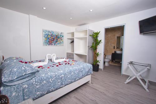 Un dormitorio con una cama con flores. en La Aldea, en Santo Domingo