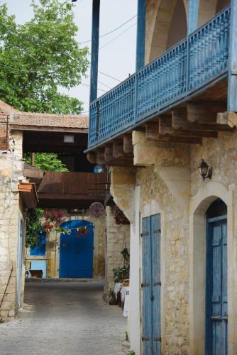 a building with a blue door and a balcony at Serenity Boutique House in Vouni