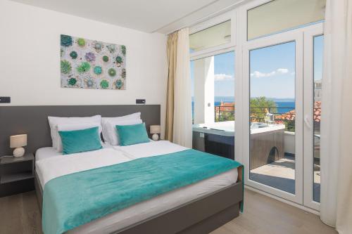 1 dormitorio con 1 cama y vistas a un balcón en Villa Muller Apartments en Split