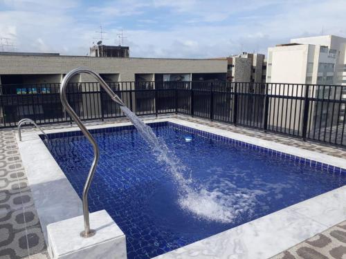 Swimming pool sa o malapit sa Apartamento quarto e sala próximo ao mar