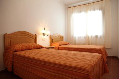 Ένα ή περισσότερα κρεβάτια σε δωμάτιο στο Apartamentos LLorca
