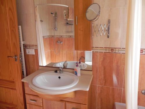 W łazience znajduje się umywalka, prysznic i lustro. w obiekcie Casa Barranca Holiday Apartments w mieście Santa María de Nieva