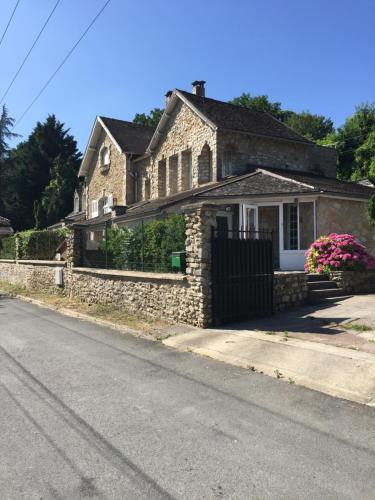 a stone house on the side of a street at Maison en bord de seine in Boissise-le-Roi
