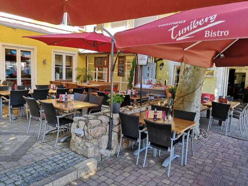 Restoran või mõni muu söögikoht majutusasutuses Tuniberg Restaurant Hotel