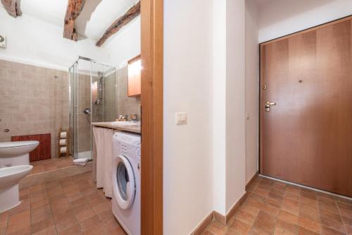 un bagno con lavatrice e WC di Remy apartment a Cagliari