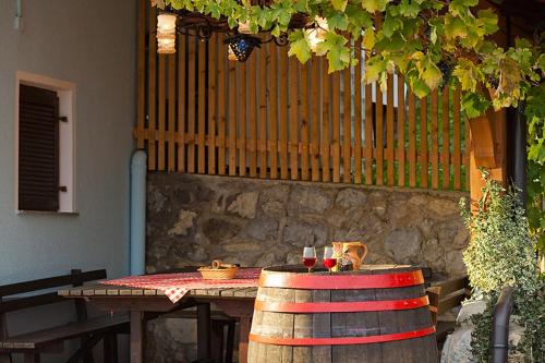 - une table avec des verres à vin au-dessus d'un tonneau dans l'établissement Zidanica Meglič - Vineyard cottage Meglič, à Trebnje