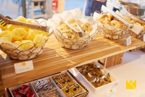 een buffet met broodmanden en andere etenswaren bij Brasília Imperial Hotel e Eventos in Brasilia